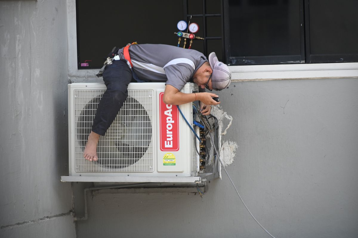 Monteur repareert airco buitenunit in Tilburg