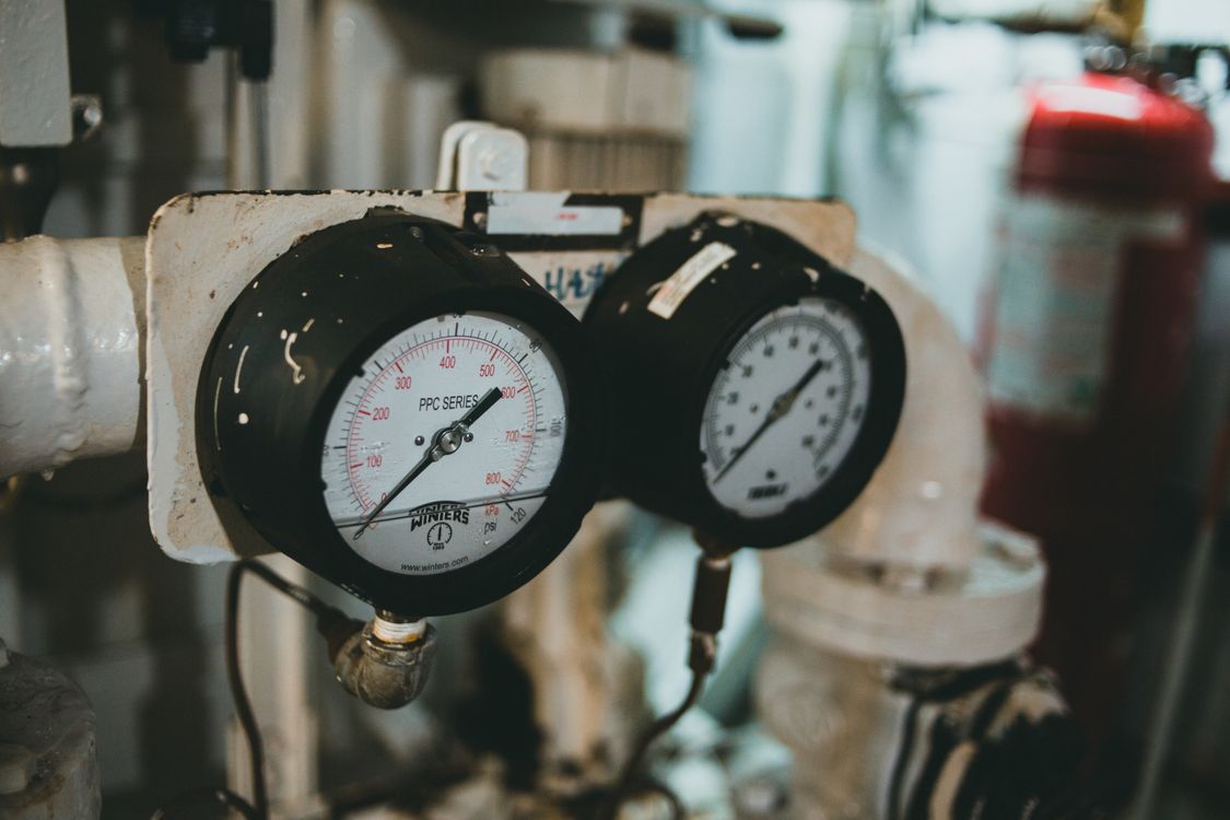Industriële drukmeters die de druk in een gesloten koelsysteem weergeven
