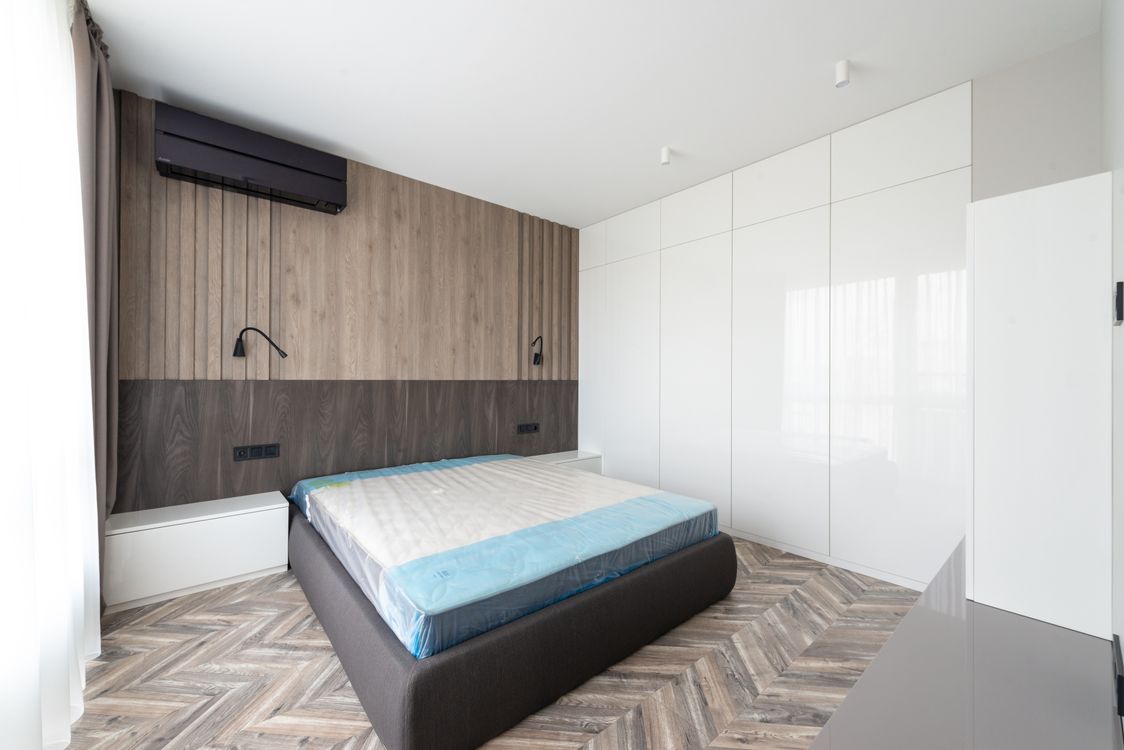 Moderne slaapkamer met wand-gemonteerde split-unit airco aan de muur