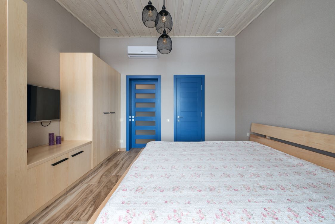 Moderne slaapkamer met wand-gemonteerde airco in een woning in Tilburg