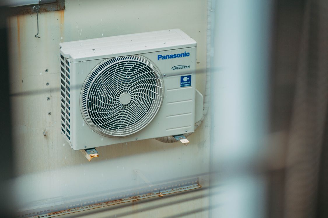 Buitenunit van een split-airco gemonteerd aan de gevel van een woning in Tilburg