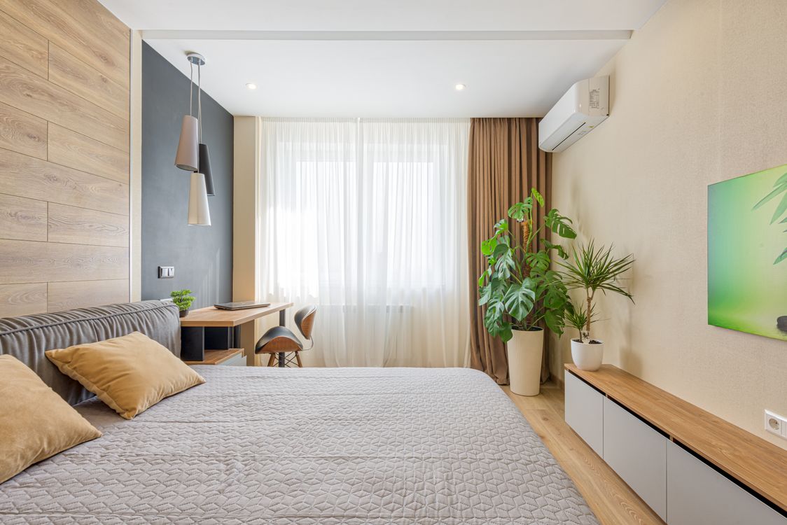 Lichte moderne woonkamer waar het benodigde vermogen voor een airco wordt bepaald