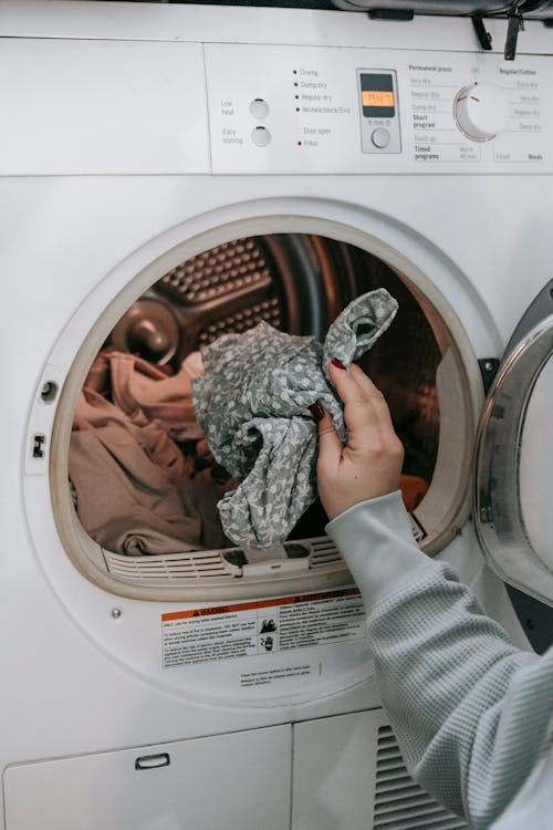 Wasmachine met open deur in een nette bijkeuken