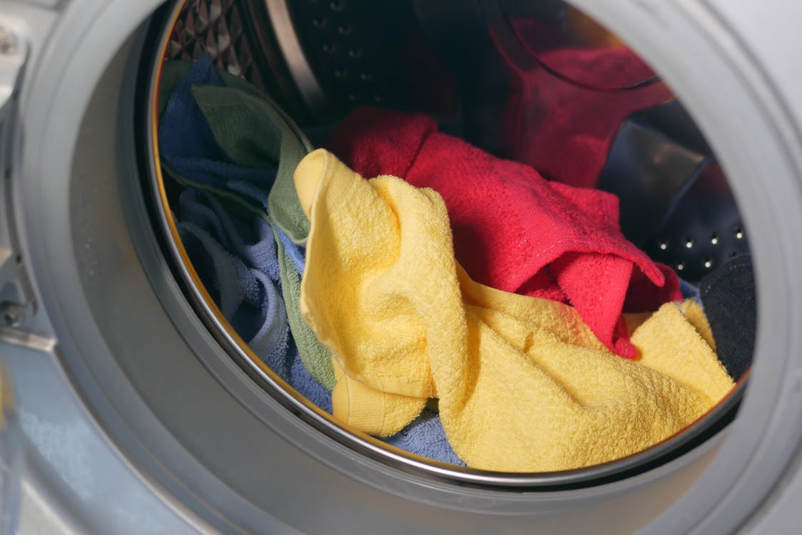 Witte wasmachine in een moderne wasruimte