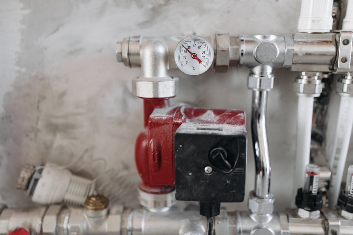 Technicus evalueert huishoudapparaat voor reparatie of vervanging