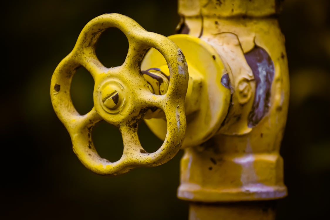 Aansluitingen van waterleidingen en afvoer achter apparaat
