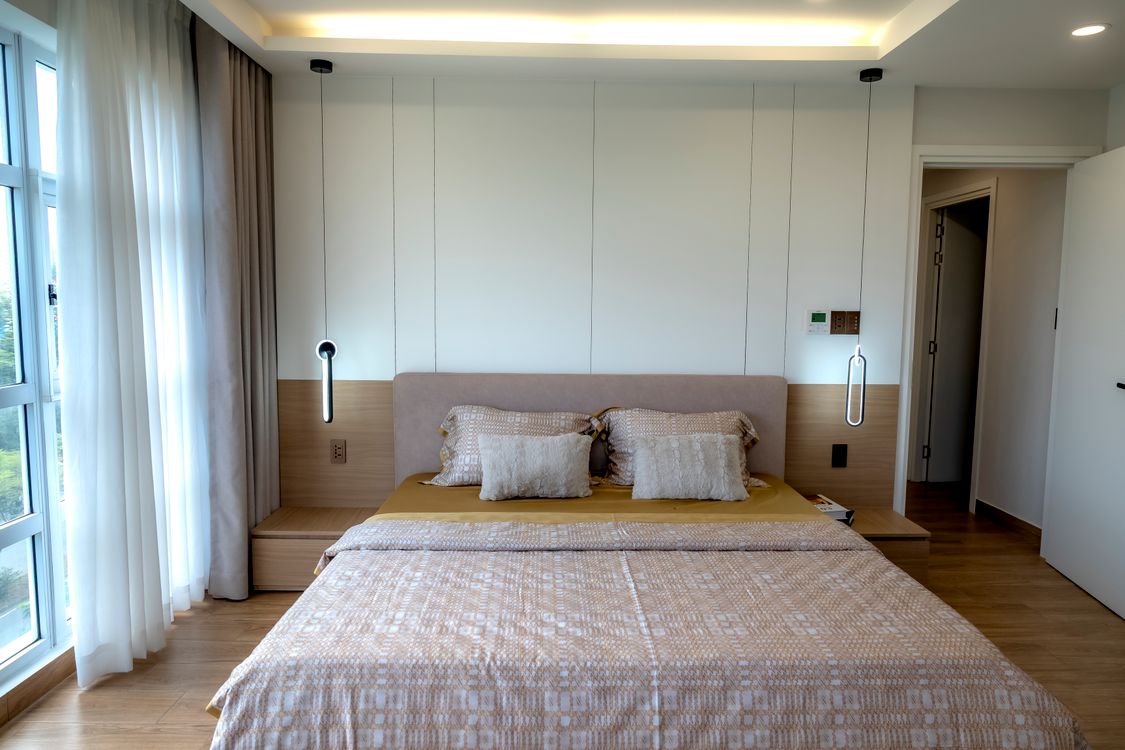 Lichte moderne slaapkamer in Tilburg waar de nachttemperatuur moet dalen