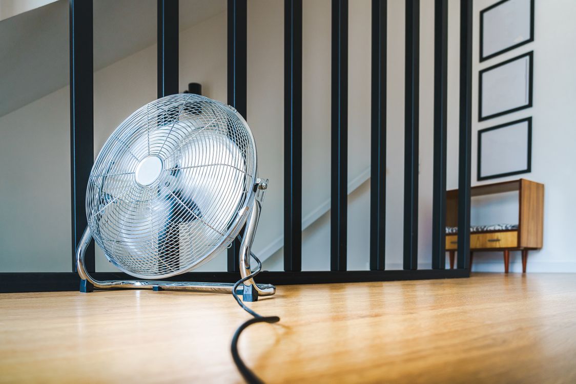 Ventilator op de vloer in een moderne woonkamer