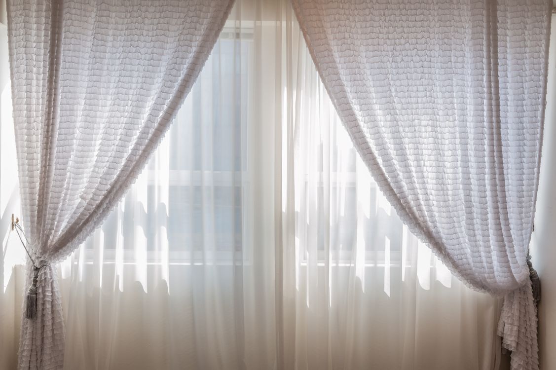 Felle zon door het raam in een moderne woonkamer in Tilburg op een hete zomerdag