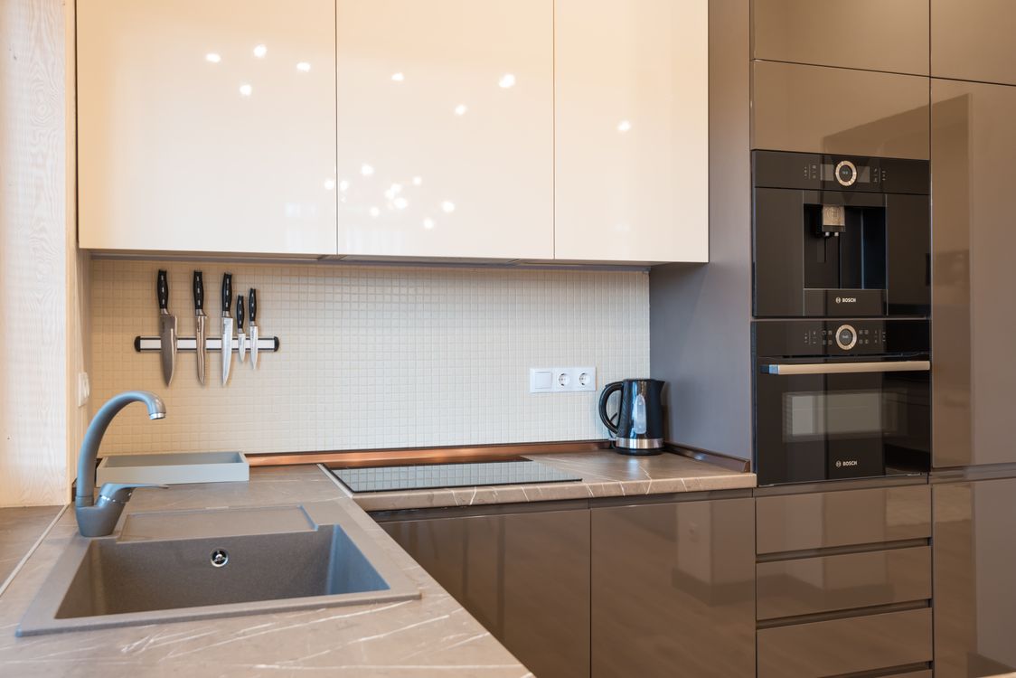 Moderne keuken met inbouwapparatuur die warmte afgeeft tijdens gebruik