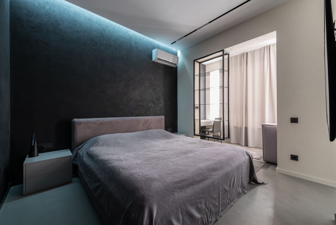 Moderne slaapkamer in Tilburg met wand-gemonteerde split-unit airco aan de muur