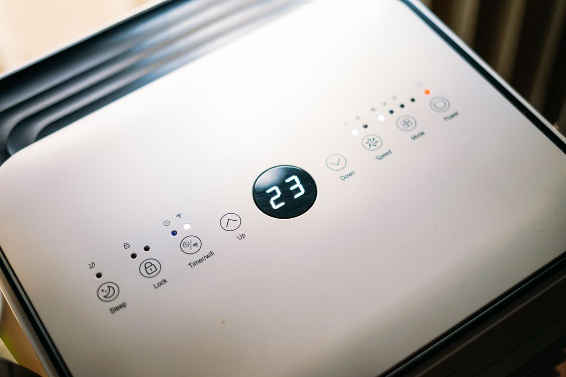 Digitaal display van een airco bedieningspaneel met temperatuurinstelling