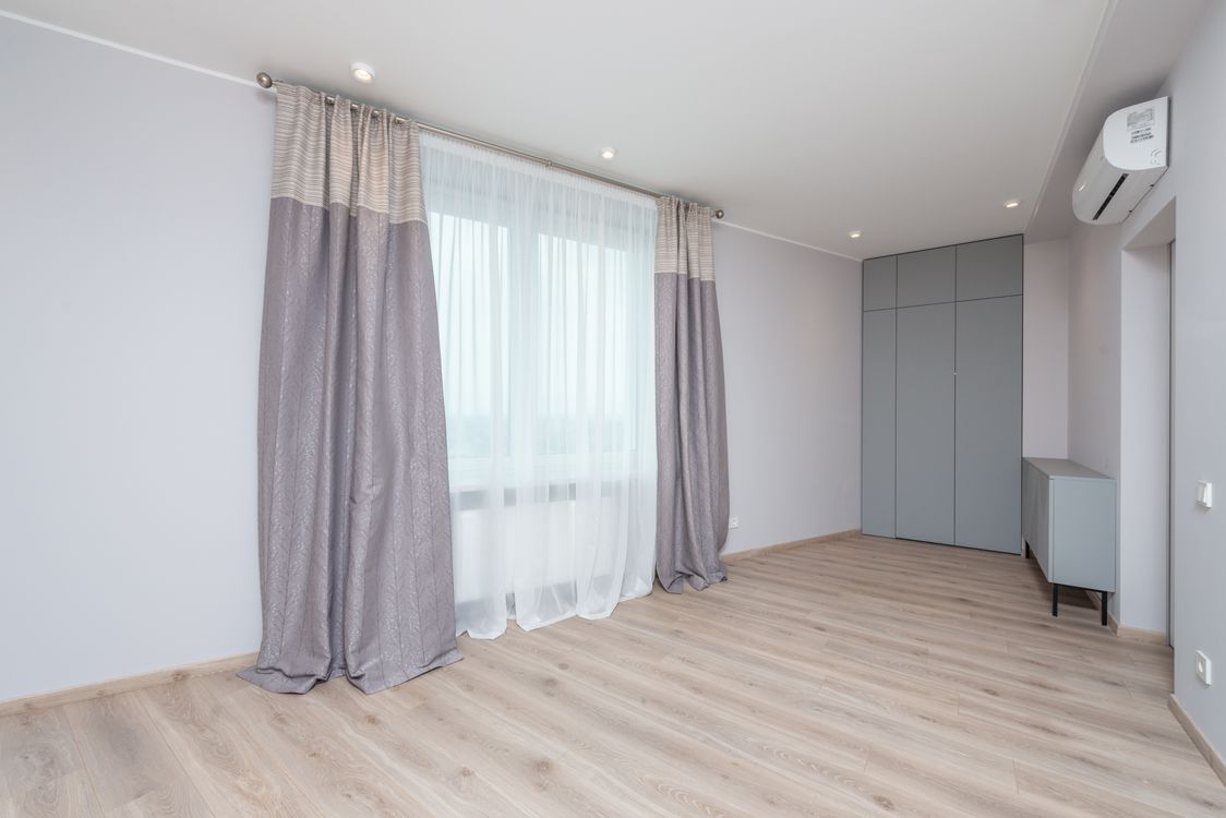 Moderne kamer met split-airco aan de muur en minimalistische inrichting
